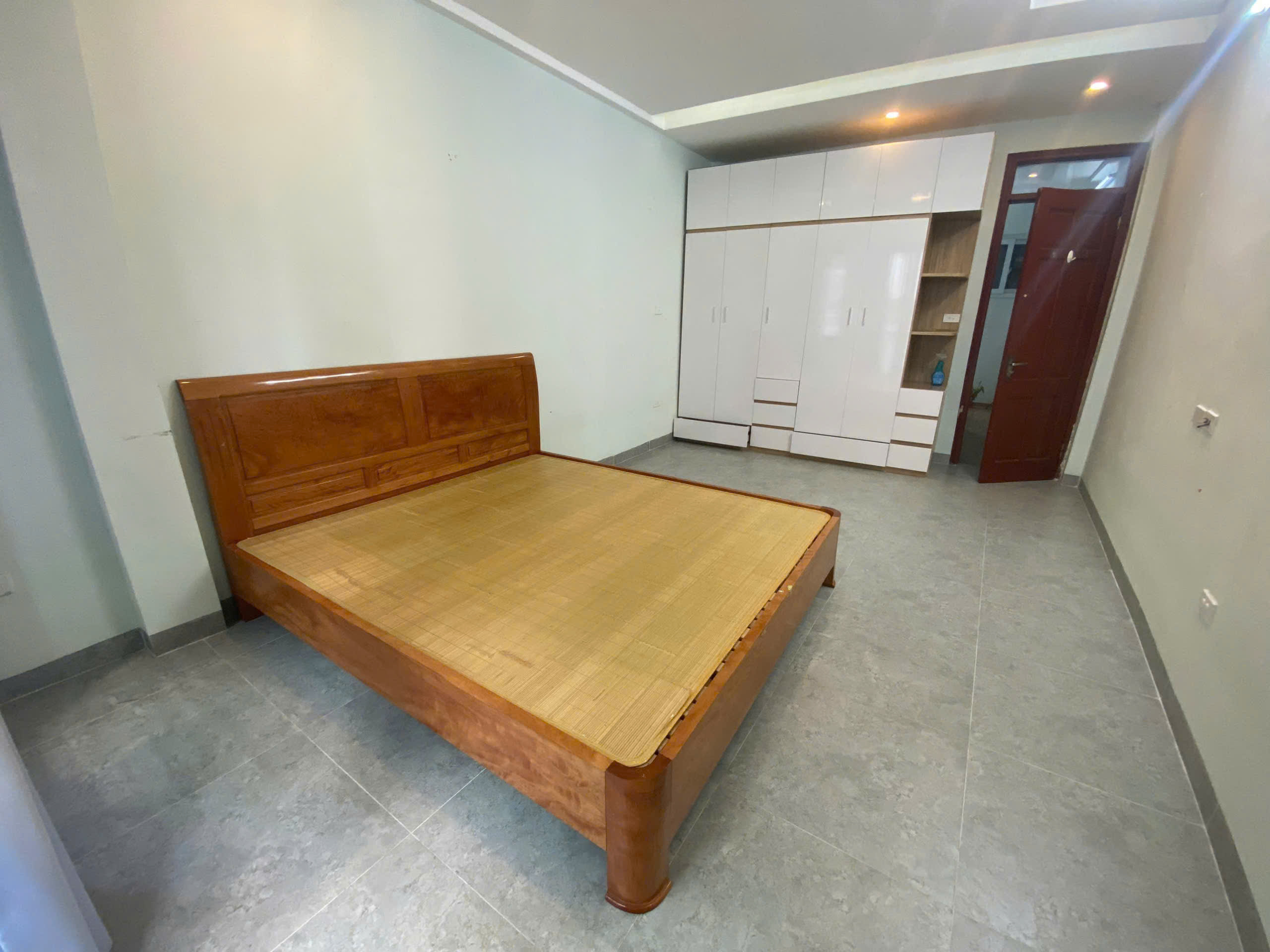 Cho thuê nhà nguyên căn ngõ 24 Kim Đồng, 6 tầng x 35m2, 3 ngủ, 15.5 tr, ô tô lùi cửa - Ảnh 2